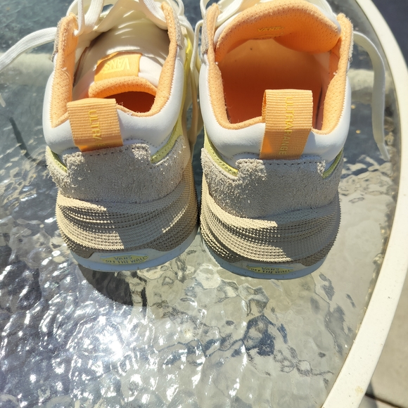 Vans Beige and White Sneakers - Picture 3 of 15